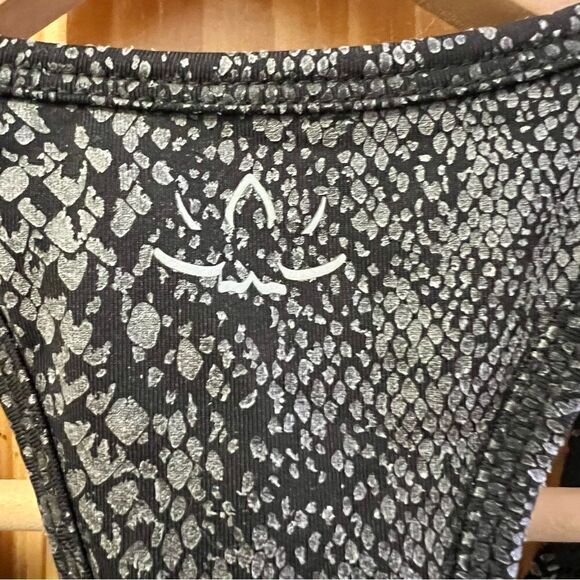 Beyond Yoga black silver snake skin long line crop top/sports bra extra small xs - Picture 4 of 7